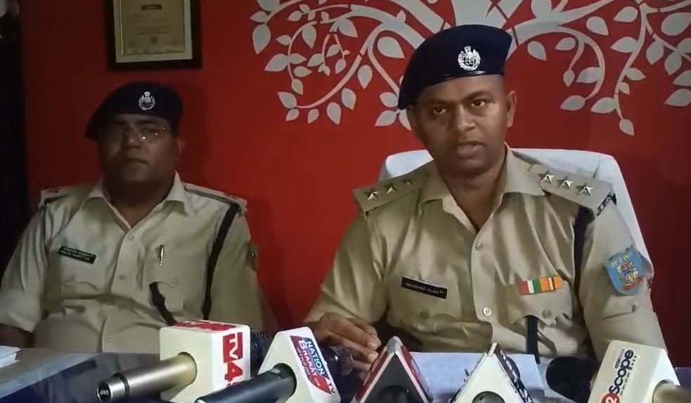 Dhanbad Crime : स्टेशन पर हुई बहस, फाटक पर हुआ कत्ल! साहिल हत्याकांड में बड़ा खुलासा... Dhanbad Crime : जानकारी देती पुलिस