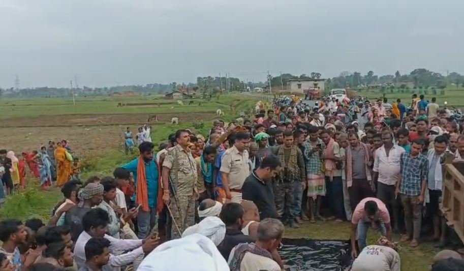 Godda घटना के बाद जुटी लोगों की भीड़