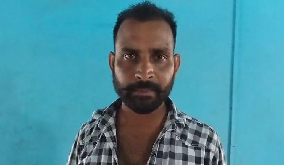 Ramrarh : भुरकुंडा रेलवे साइडिंग पर दिनदहाड़े फायरिंग से मचा हड़कंप... Ramrarh : मामले की जानकारी देता ग्रामीण