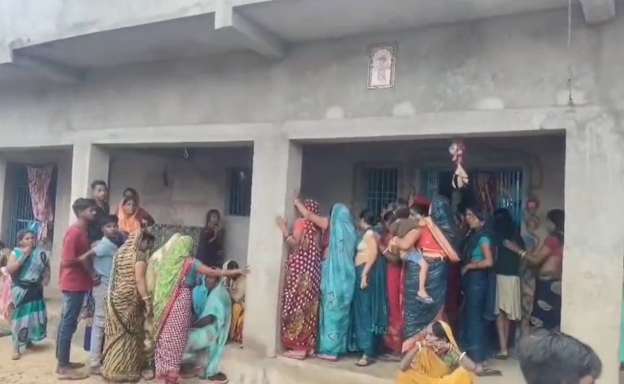 Koderma : मौत बनकर गिरी बिजली का तार, चपेट में आकर चचेरे भाई-बहन की गई जान Koderma : घटना के जुटी ग्रामीणों की भीड़