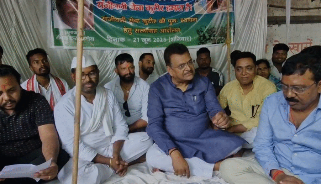 Hazaribagh : 6 दिनों से बैठा था अनशन पर शख्स, सांसद मनीष जायसवाल ने जूस पिलाकर तुड़वाया... Hazaribagh : 9 सूत्री मांगो को लेकर अनशन