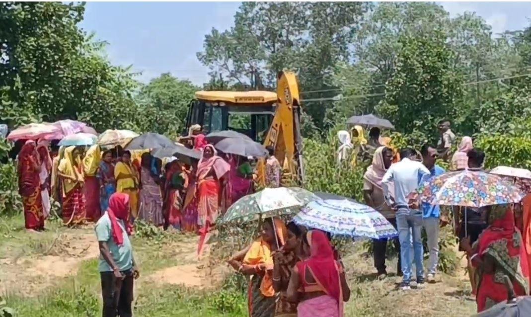 Dhanbad : जान दे देंगे मगर जमीन नहीं देंगे, झरिया में पुलिस और ग्रामीण आमने-सामने, ग्रामीणों ने...