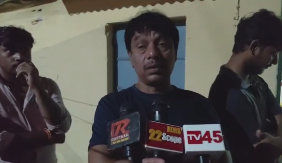 Bokaro Crime : अंधेरी रात में सूने घर में लाखों की डकैती, जांच में जुटी पुलिस... Bokaro Crime : जानकारी देता भुक्तभोगी