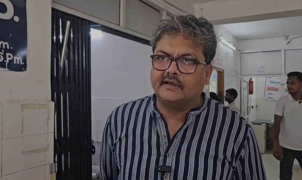 Hazaribagh : जानकारी देते डॉक्टर