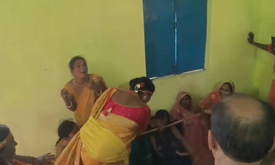 Dhanbad : यज्ञ में आस्था की आड़ में चोरी, 6 लाख की चेन लूटते रंगेहाथ पकड़ाई महिलाएं... Dhanbad : चोरों की पिटाई करती महिलाएं