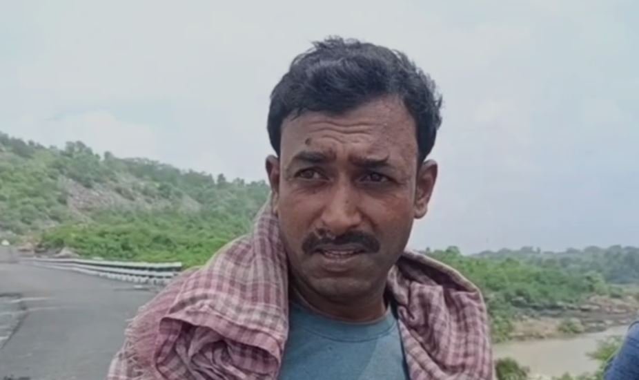 Dhanbad : मामले की जानकारी देता ग्रामीण