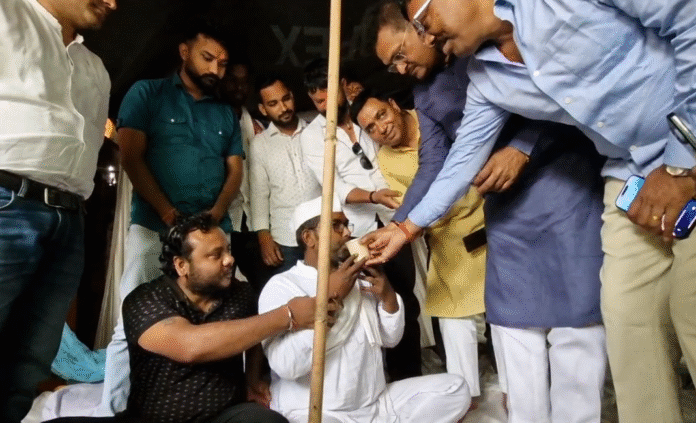 Hazaribagh : 6 दिनों से बैठा था अनशन पर, सांसद मनीष जायसवाल ने जूस पिलाकर तुड़वाया...