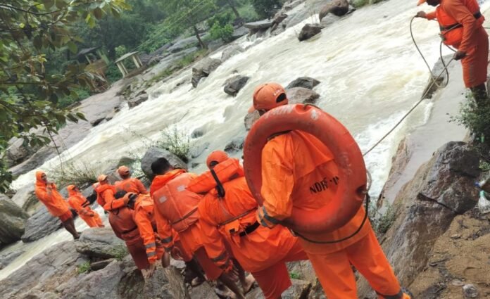 Ranchi : जोन्हा फॉल में डूबे डीपीएस के शिक्षक की तलाश जारी, एनडीआरएफ का रेस्क्यू ऑपरेशन शुरू...