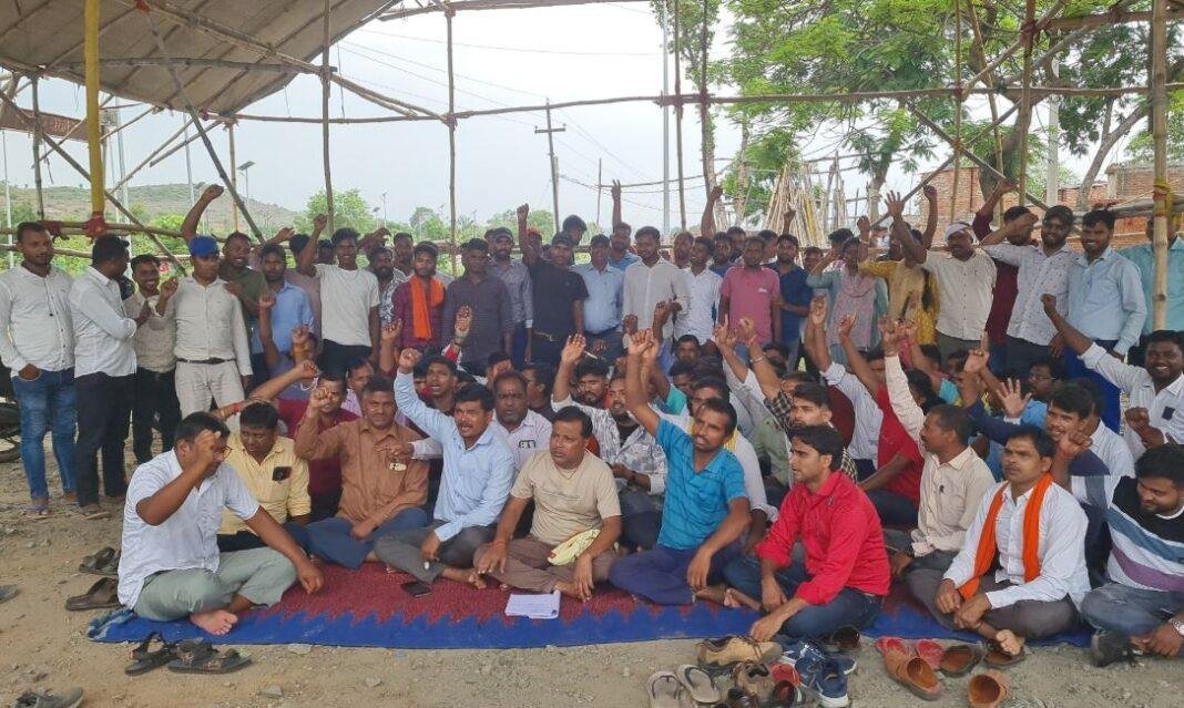 Giridih : अनिश्चितकालीन हड़ताल पर गए 108 एम्बुलेंस कर्मी, जमकर नारेबाजी के साथ...