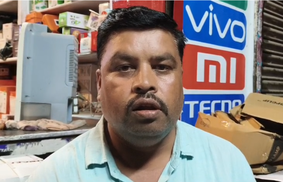 Palamu Loot : सोनामहल ज्वेलरी दुकान संचालक से लाखों की लूट, सोना चांदी से भरा आभूषणों से भरा बैग लेकर भागे उचक्के... Palamu Loot : घटना की जानकारी देता व्यावसायी