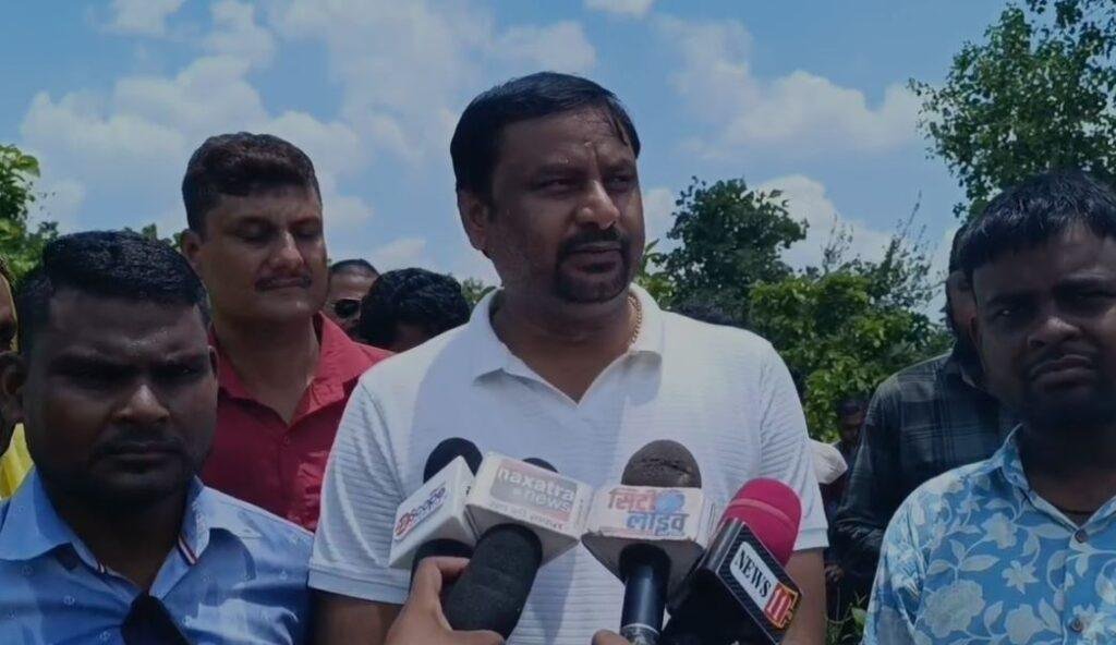 Dhanbad : जान दे देंगे मगर जमीन नहीं देंगे, झरिया में पुलिस और ग्रामीण आमने-सामने, ग्रामीणों ने... Dhanbad : नहीं देंगे जमीन