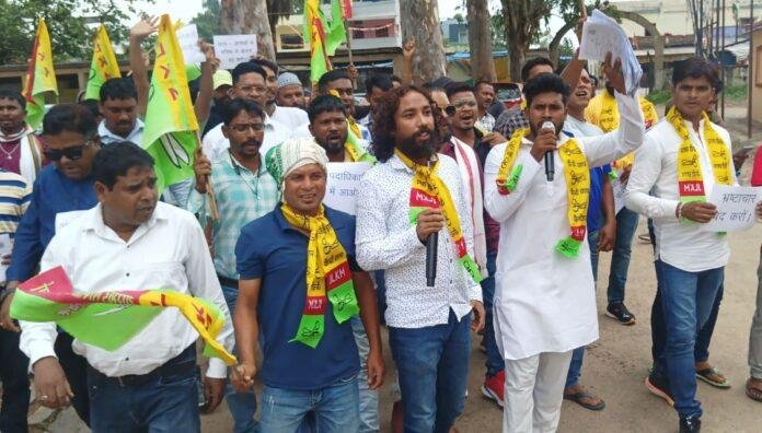 Breaking : JLKM का कांके प्रखंड सह अंचल कार्यालय घेराव, भारी संख्या में...