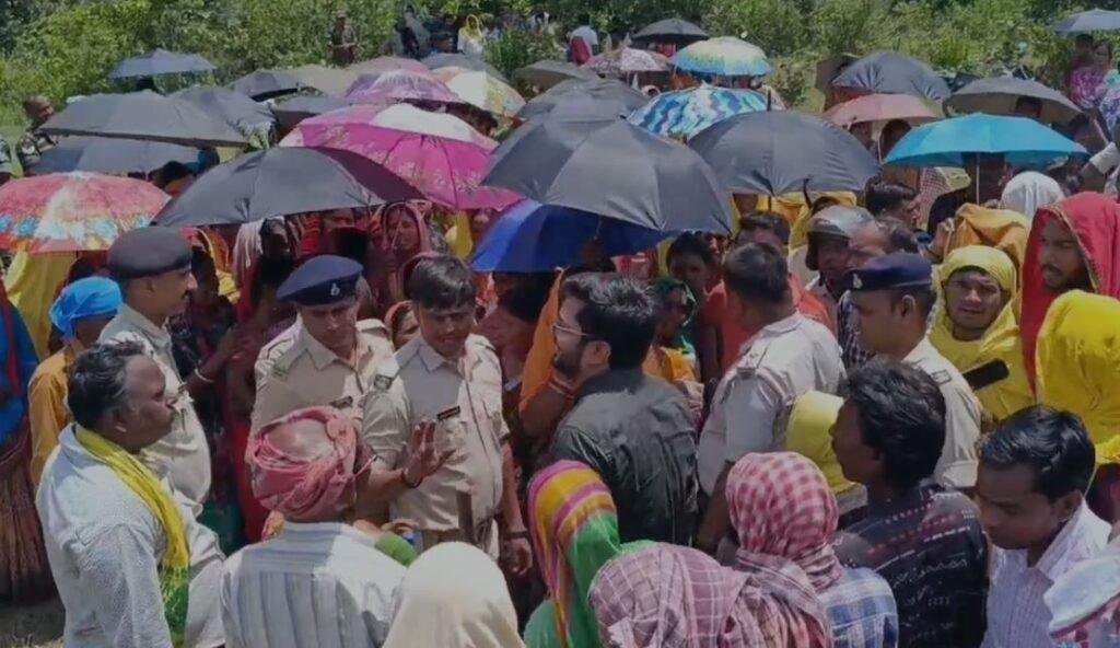 Dhanbad : जान दे देंगे मगर जमीन नहीं देंगे, झरिया में पुलिस और ग्रामीण आमने-सामने, ग्रामीणों ने... Dhanbad : बेरंग लौटी निगम की टीम