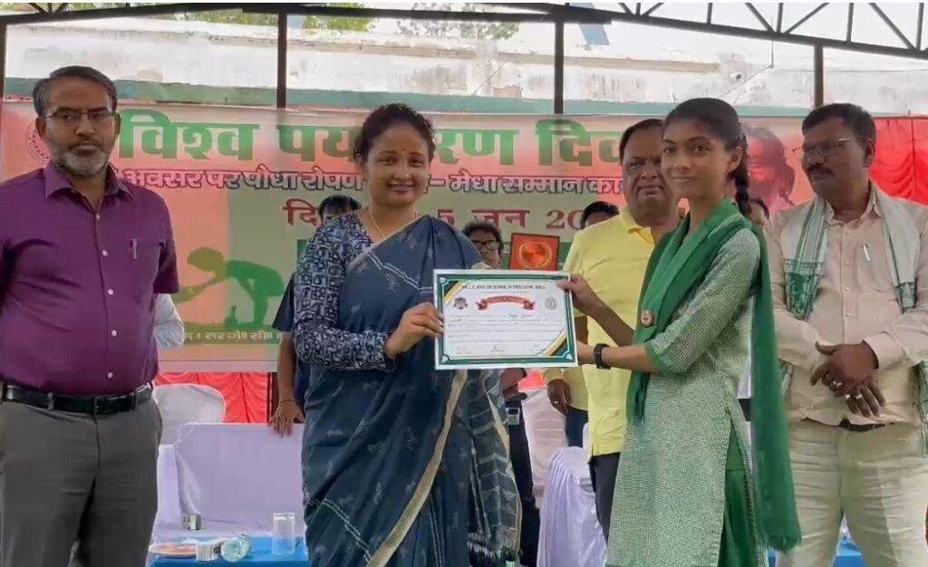 Giridih : विधायक ने कई छात्राओं को किया सम्मानित
