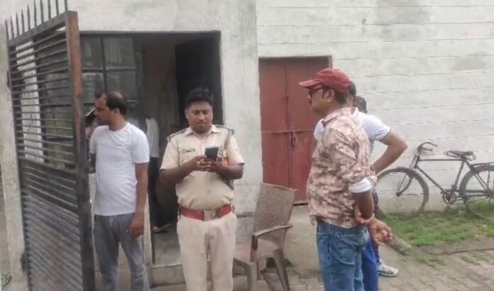 Dhanbad Crime : घर था बंद, शातिरों ने ग्रिल काटकर कर ली 45 लाख की डकैती...