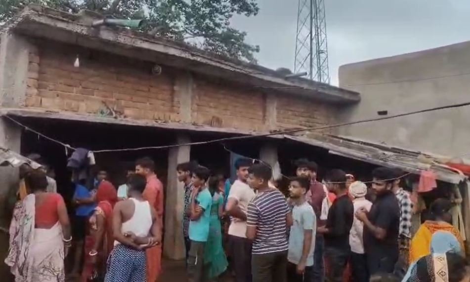 Koderma : मौत बनकर गिरी बिजली का तार, चपेट में आकर चचेरे भाई-बहन की गई जान