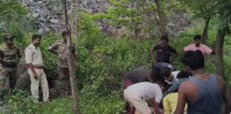 Dhanbad : पेड़ से लटकता हुआ शव मिलने से मचा हड़कंप, जांच में जुटी पुलिस