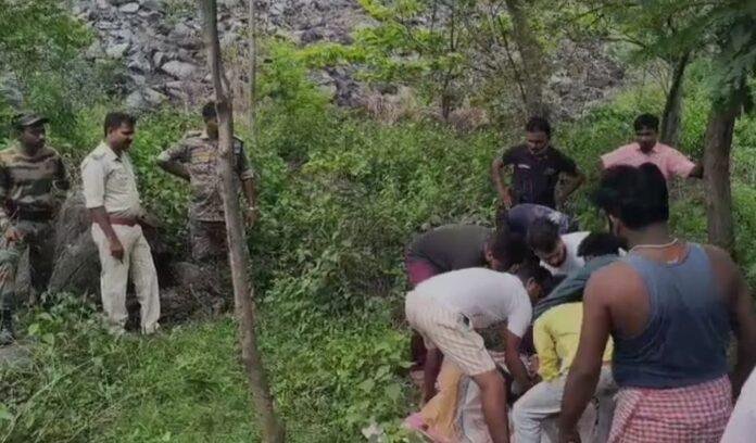 Dhanbad : पेड़ से लटकता हुआ शव मिलने से मचा हड़कंप, जांच में जुटी पुलिस