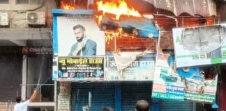 Garhwa : एक साथ तीन दुकानों में लगी अचानक भीषण आग से मची अफरातफरी