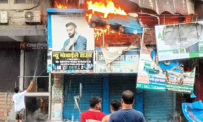 Garhwa : एक साथ तीन दुकानों में लगी अचानक भीषण आग से मची अफरातफरी