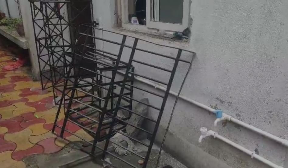 Dhanbad Crime : घर था बंद, शातिरों ने ग्रिल काटकर कर ली 45 लाख की डकैती... Dhanbad Crime : बाहर निकाला हुआ ग्रिल