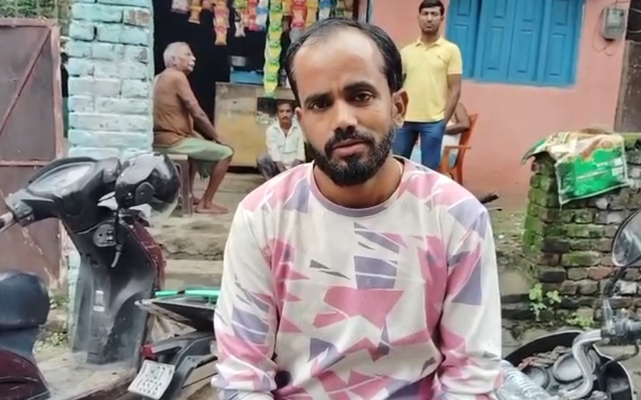 Ranchi Suicide : युवक ने कमरे में फंदे पर झूलकर कर ली आत्महत्या, जांच में जुटी पुलिस... Ranchi Suicide : मामले की जानकारी देता शख्स