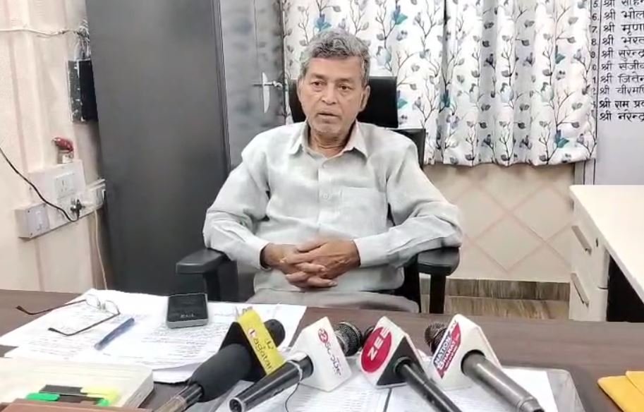 Dhanbad : मामले की जानकारी देते कार्यपालक अभियंता