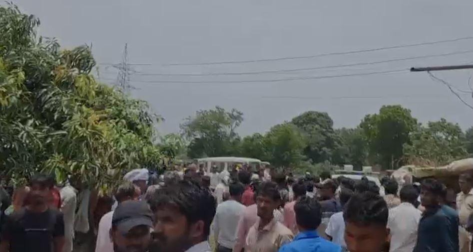 Ranchi Murder : महिला की धारदार हथियार से काटकर निर्मय हत्या, आरोपी पति फरार... Ranchi Murder : घटना के बाद आरोपी के घर में तोड़फोड़