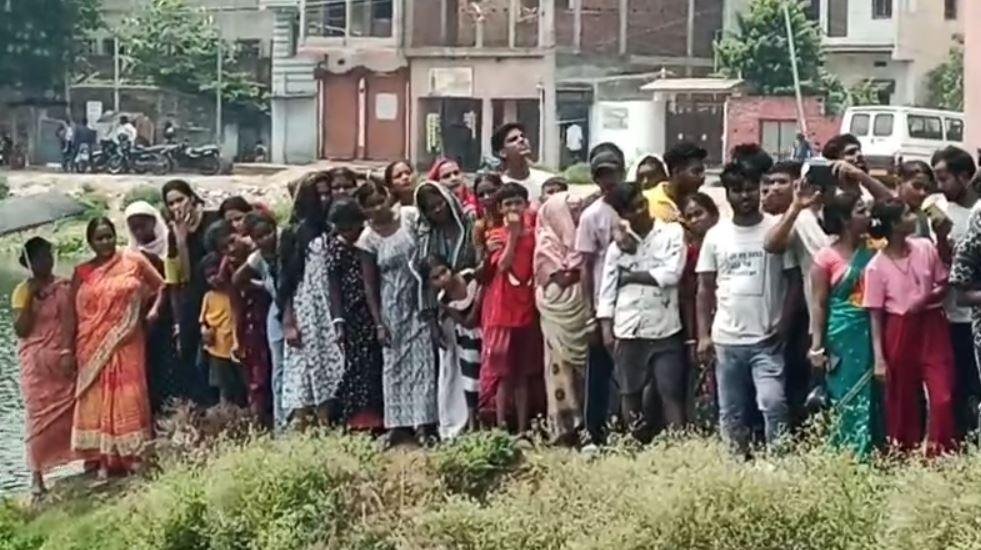 Bokaro : सोलगीडीह तालाब में तैरता हुआ शव मिलने से मची हड़कंप, जांच में जुटी पुलिस... Bokaro : घटना के बाद जुटी लोगों की भीड़