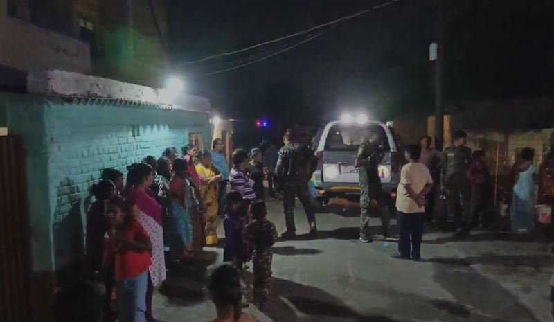 Dhanbad : कूलर पर मोमबत्ती जलाना पड़ा महंगा, बीसीसीएल क्वार्टर में लगी भीषण आग Dhanbad : मौके पर पहुंची पुलिस की टीम