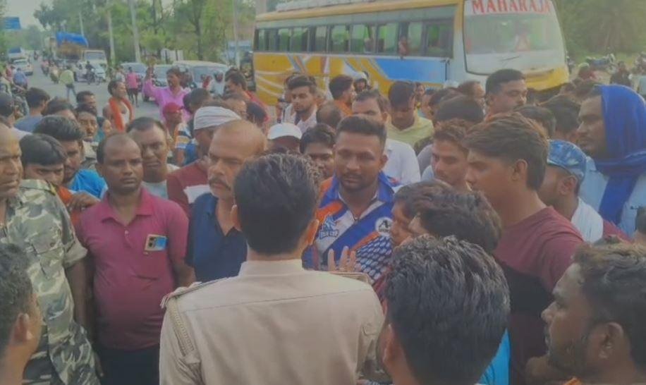 Dhanbad : दामोदर नदी में नहाने गए पांच छात्रों में दो की मौत, एक का शव बरामद, दूसरे की तलाश जारी... Dhanbad : सड़क जाम कर रहे ग्रामीणों को समझाती पुलिस
