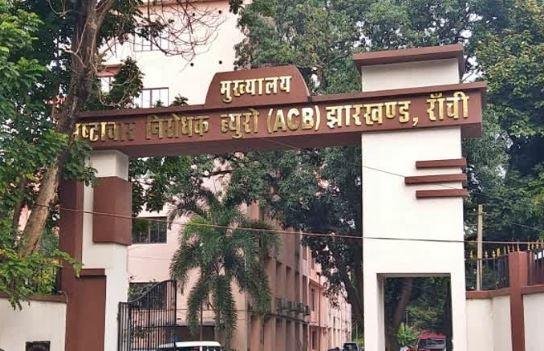 Breaking : शराब घोटाले में एसीबी की फिर बड़ी कार्रवाई, उत्पाद विभाग के दफ्तरों पर छापेमारी...