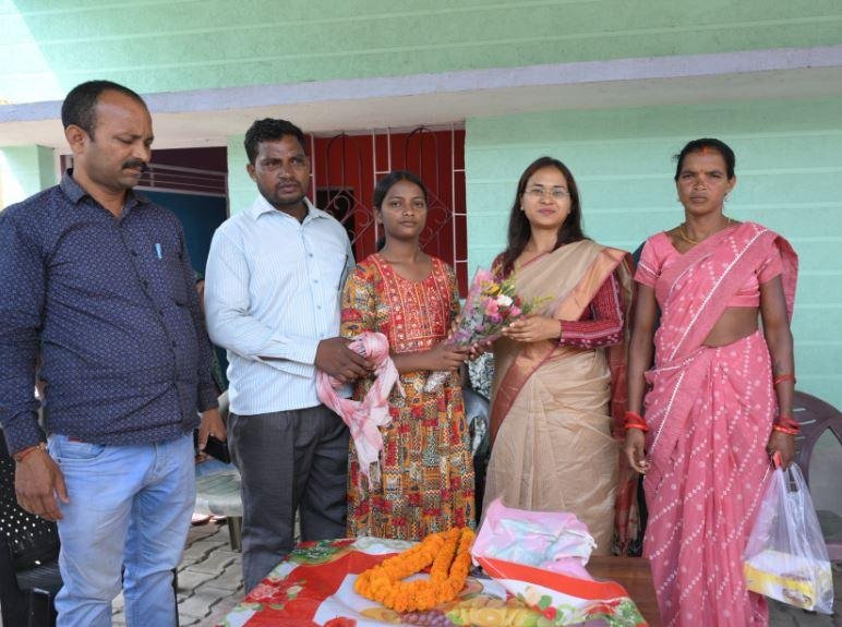 Ranchi : मांडर की बेटी रेखा तिर्की बनी प्रेरणा की मिसाल, मंत्री शिल्पी नेहा तिर्की ने दिया एक लाख का चेक...