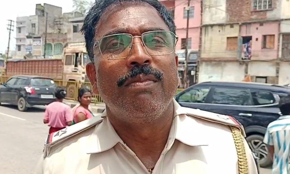 Bokaro : सोलगीडीह तालाब में तैरता हुआ शव मिलने से मची हड़कंप, जांच में जुटी पुलिस... Bokaro : घटना की जानकारी देती पुलिस