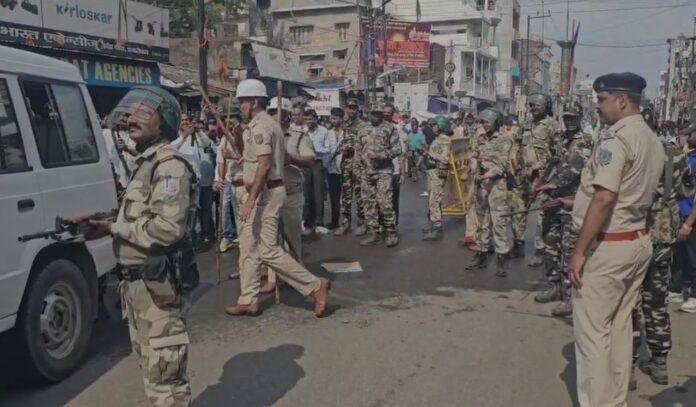 Hazaribagh : झंडा चौक पर अचानक होने लगी लाठीचार्ज, फायरिंग और छोड़े गए आंसू गैस गोले...