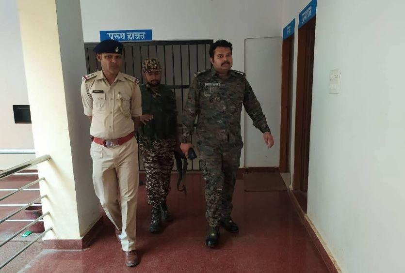 निरीक्षण करते Gumla एसपी