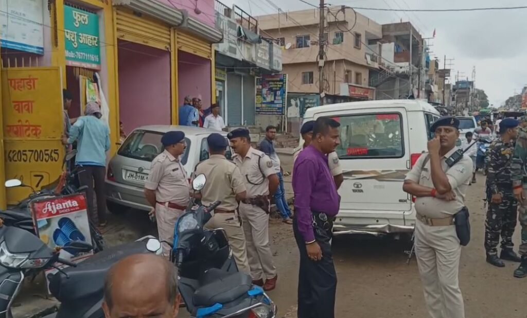 Ranchi प्रशासन की टीम जायजा लेती हुई