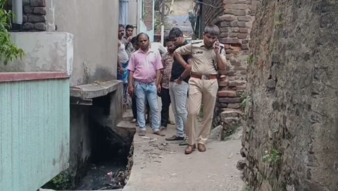 Dhanbad : जिंदगी से पहले ही मौत, झरिया में नाले में मासूम का भ्रूण मिलने से मची सनसनी...
