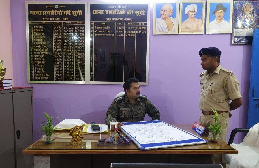 Gumla एसपी ने चैनपुर और कुरूमगढ़ थानों का किया औचक निरीक्षण...