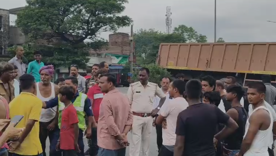 Dhanbad Accident : निरसा में टेलर और हाइवा में भयंकर टक्कर, वाहन के उड़े परखच्चे... Dhanbad Accident : जाम हटाने में जुटी पुलिस
