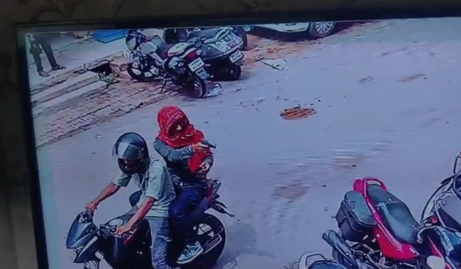 Hazaribagh : दिनदहाड़े रिहायशी इलाके में गोलीबारी से कांपा शहर, जेवर दुकान पर सात राउंड फायरिंग Hazaribagh : पूरी घटना सीसीटीवी कैमरे में कैद