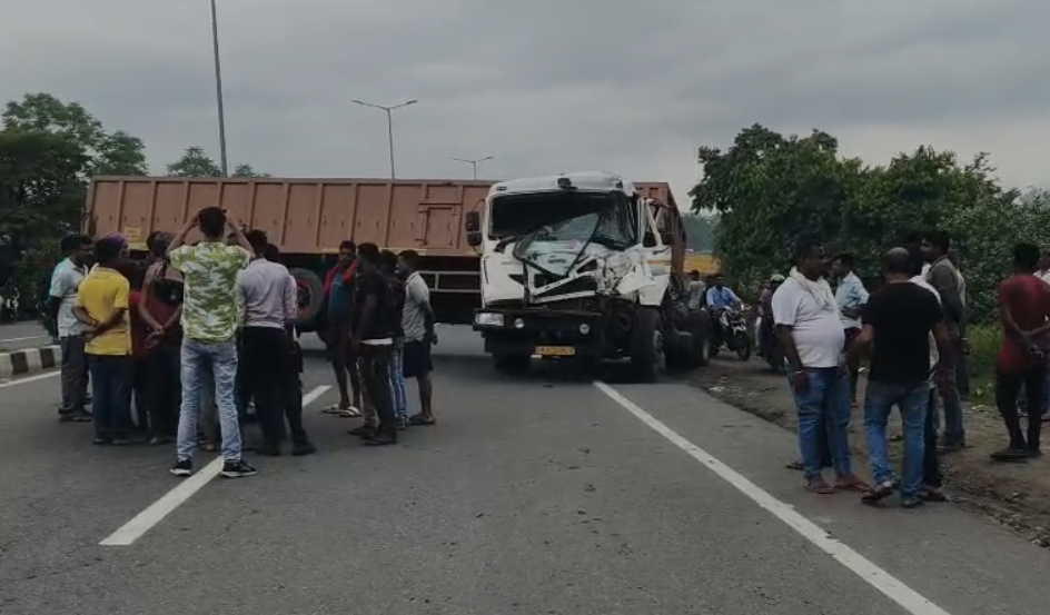 Dhanbad Accident : निरसा में टेलर और हाइवा में भयंकर टक्कर, वाहन के उड़े परखच्चे... Dhanbad Accident : घटना के बाद लगा लंबा जाम