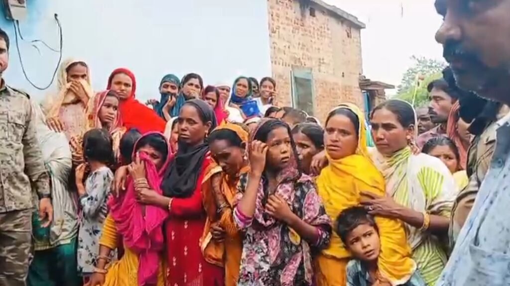 Giridih : घटना के बाद जुटी लोगों की भीड़