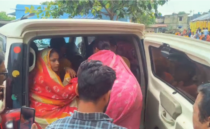 Dhanbad : यज्ञ में आस्था की आड़ में चोरी, 6 लाख की चेन लूटते रंगेहाथ पकड़ाई महिलाएं...