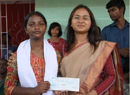 Ranchi : मांडर की बेटी रेखा तिर्की बनी प्रेरणा की मिसाल, मंत्री शिल्पी नेहा तिर्की ने दिया एक लाख का चेक... Ranchi : मंत्री ने छात्रा को सौंपा एक लाख का चेक
