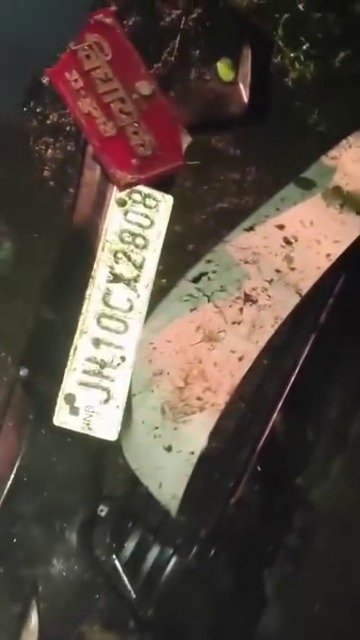 धनबाद लौटते समय डुमरी विधायक जयराम महतो के काफिले की गाड़ी दुर्घटनाग्रस्त