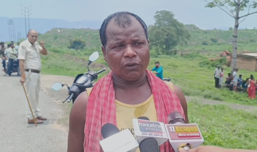 Dhanbad Murder : दोस्ती का खून: तालाब में युवक का शव मिलने से मची सनसनी, दोस्तों पर हत्या का आरोप... Dhanbad Murder : मामले की जानकारी देता ग्रामीण