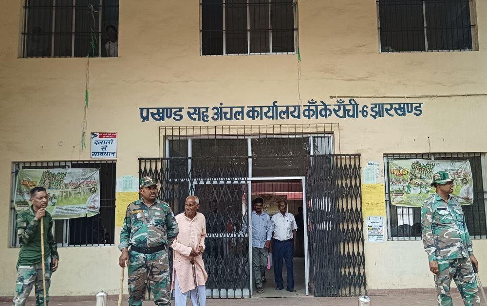 Breaking : मौके पर पुलिस बल तैनात