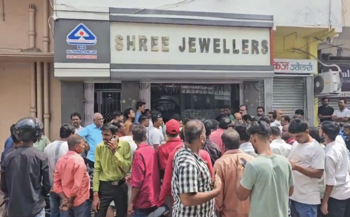 Hazaribagh : दिनदहाड़े रिहायशी इलाके में गोलीबारी से कांपा शहर, जेवर दुकान पर सात राउंड फायरिंग