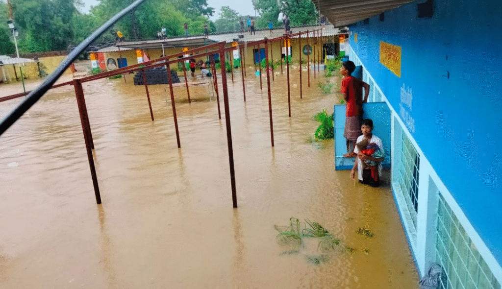 Jamshedpur में भारी बारिश से तबाही, आवासीय स्कूल से 162 बच्चों का सफल रेस्क्यू... Jamshedpur स्कूल परिसर में भरा पानी
